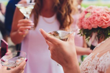 Tungur gözlük ile alkol ve kızartma, parti. Olay için tebrikler. Neşeli parti arkadaşları.