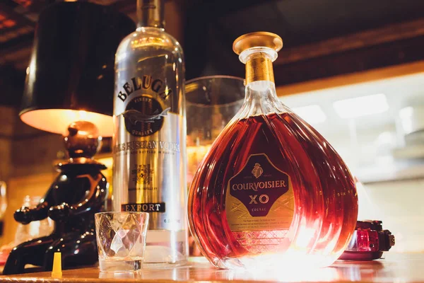 우파, 러시아, 2019년 6월 12일: 쿠르보이시에 Vsop Cognac.Courvoisier는 빔 산토리가 소유한 코냑 브랜드입니다. 생산은 프랑스 자낙(Jarnac) 마을에 기반을 두고 있습니다.. — 스톡 사진