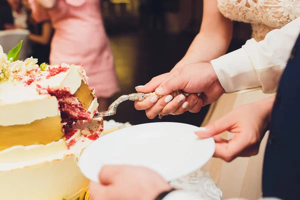 Három rétegű fehér esküvői torta díszítik virágok öntött a fehér fából készült asztal. Kép egy menü, vagy egy cukrászda katalógus-val másol hely. — Stock Fotó