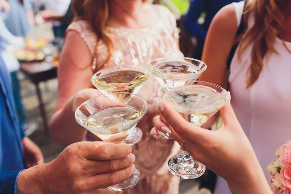 Copas con alcohol y tostadas, fiesta. Felicidades por el evento. Amigos alegres de la fiesta . — Foto de Stock