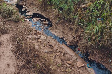 Nehirdeki siyah su ve kirlilik fabrikanın atıktan kaynaklanmaktadır..