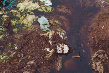 Ufa, Rusya, 1 Temmuz 2019: Siyah su ve nehirkirliliği fabrika tarafından atık neden.