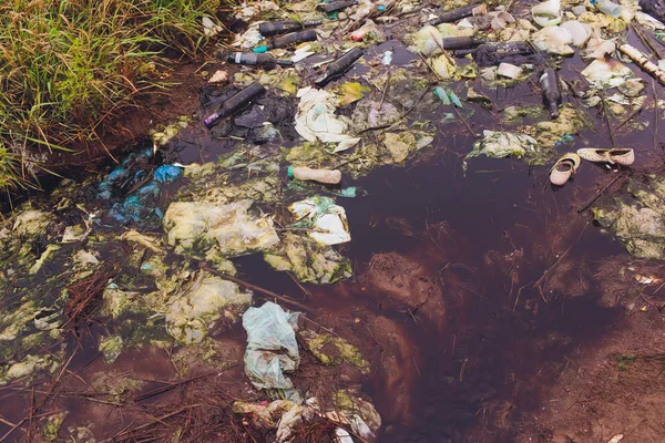 Ufa, Rosja, 1 lipca, 2019: Czarna Woda i zanieczyszczenie w rzece przyczyną z odpadów przez fabrykę. — Zdjęcie stockowe
