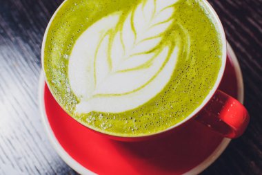 Bir fincan yeşil çay, matcha latte..