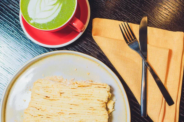 Bolo de Napoleão e café de um café da manhã romântico em uma bandeja . — Fotografia de Stock