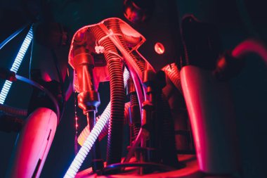 Bulanık arka plan da mikro kamera gözleri ile insansı robot kafası yakın çekim.