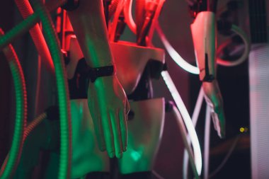 Bulanık arka plan da mikro kamera gözleri ile insansı robot kafası yakın çekim.