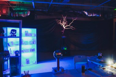 siyah bir arka plan üzerinde yıldırım - Tesla bobin korona deşarj.