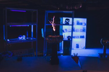 siyah bir arka plan üzerinde yıldırım - Tesla bobin korona deşarj.