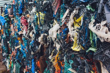 Modern, plastik preslenmiş balya tehlikeli işleme tesisi atık. Ayrı çöp toplama. Geri dönüşüm ve atık daha fazla bertarafı için depolama. Sıralama ve atık işleme için iş.