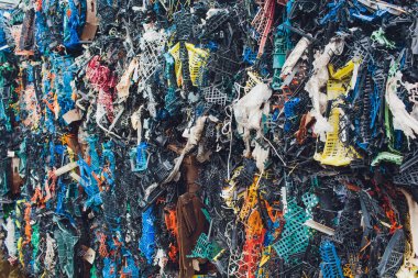 Modern, plastik preslenmiş balya tehlikeli işleme tesisi atık. Ayrı çöp toplama. Geri dönüşüm ve atık daha fazla bertarafı için depolama. Sıralama ve atık işleme için iş.