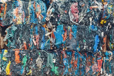 Modern, plastik preslenmiş balya tehlikeli işleme tesisi atık. Ayrı çöp toplama. Geri dönüşüm ve atık daha fazla bertarafı için depolama. Sıralama ve atık işleme için iş.