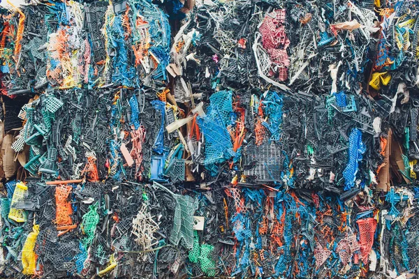 Plástico pressionado fardos na moderna planta de processamento de resíduos perigosos. Coleta de lixo separada. Reciclagem e armazenamento de resíduos para posterior eliminação. Negócio para triagem e processamento de resíduos . — Fotografia de Stock