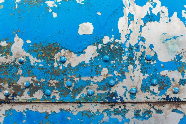 Schöner metalllackierter Vintage-Hintergrund, blau mit vielen kleinen Rissen, kaum sichtbare Orangetöne unter einer Farbschicht, Nahaufnahme. — Stockfoto