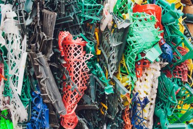 Modern, plastik preslenmiş balya tehlikeli işleme tesisi atık. Ayrı çöp toplama. Geri dönüşüm ve atık daha fazla bertarafı için depolama. Sıralama ve atık işleme için iş.