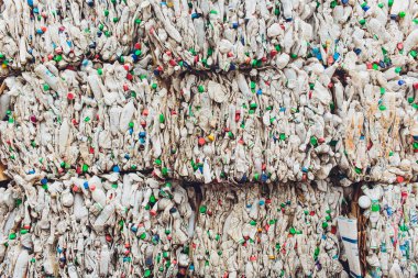 Ufa, Rusya, 1 Temmuz 2019: Atık işleme tesisinde tetra pak suyu ambalajlarının plastik balyaları. Ayrı çöp toplama ve yeniden kullanma kavramı.