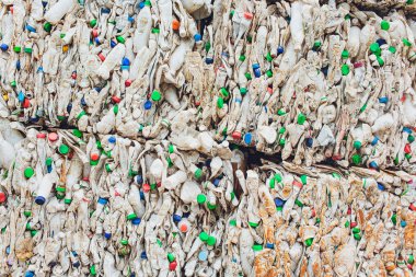 Ufa, Rusya, 1 Temmuz 2019: Atık işleme tesisinde tetra pak suyu ambalajlarının plastik balyaları. Ayrı çöp toplama ve yeniden kullanma kavramı.