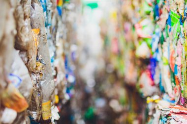 Atık işleme tesisinde tetra pak suyu ambalajlarının plastik balyaları.