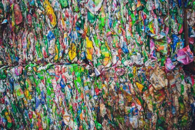 Ufa, Rusya, 1 Temmuz 2019: Atık işleme tesisinde tetra pak suyu ambalajlarının plastik balyaları. Ayrı çöp toplama ve yeniden kullanma kavramı.