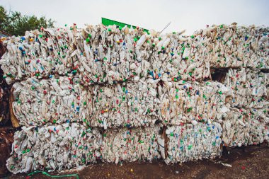 Ufa, Rusya, 1 Temmuz 2019: Büyük eski plastik şişe yığını.