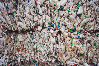 Ufa, Rusya, 1 Temmuz 2019: Büyük eski plastik şişe yığını.