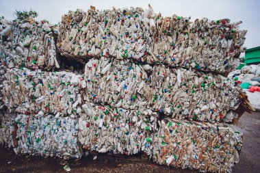 Ufa, Rusya, 1 Temmuz 2019: Büyük eski plastik şişe yığını.