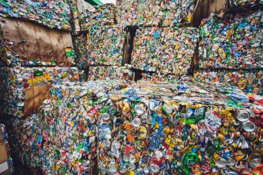 Ufa, Rusya, 1 Temmuz 2019: Sıkıştırılmış alüminyum kutusu,bira kutusu,Geri dönüşüm fabrikası merkezinin önünde ezilmiş soda.