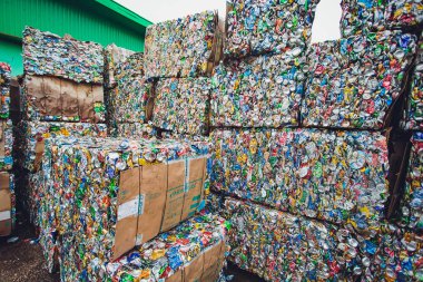 Ufa, Rusya, 1 Temmuz 2019: Sıkıştırılmış alüminyum kutusu,bira kutusu,Geri dönüşüm fabrikası merkezinin önünde ezilmiş soda.