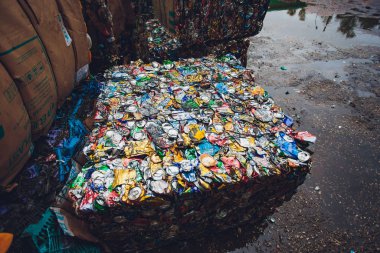 Ufa, Rusya, 1 Temmuz 2019: Sıkıştırılmış alüminyum kutusu,bira kutusu,Geri dönüşüm fabrikası merkezinin önünde ezilmiş soda.