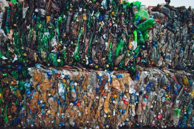 Ufa, Rusya, 1 Temmuz 2019: Büyük eski plastik şişe yığını.