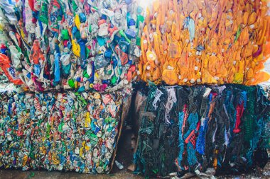 Ufa, Rusya, 1 Temmuz 2019: Sıkıştırılmış alüminyum kutusu,bira kutusu,Geri dönüşüm fabrikası merkezinin önünde ezilmiş soda.