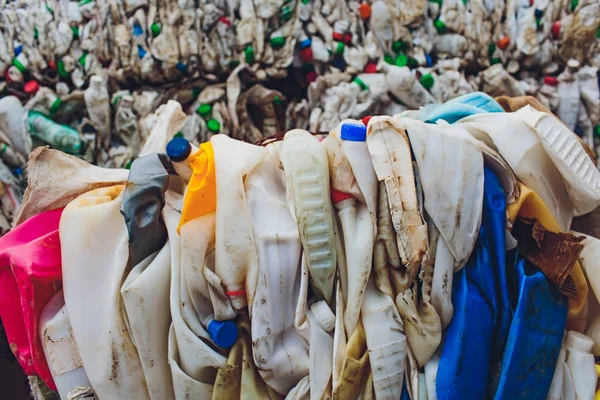 Enfardos de plástico de embalagens de suco de pak tetra na planta de processamento de resíduos. Conceito de recolha e reutilização separadas do lixo . — Fotografia de Stock