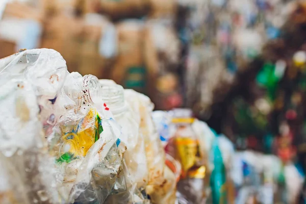 Enfardos de plástico de embalagens de suco de pak tetra na planta de processamento de resíduos. Conceito de recolha e reutilização separadas do lixo . — Fotografia de Stock
