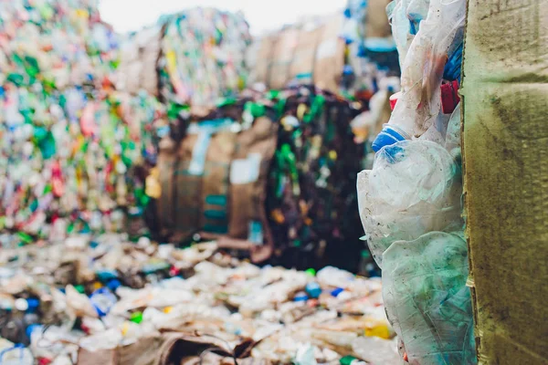 Enfardos de plástico de embalagens de suco de pak tetra na planta de processamento de resíduos. Conceito de recolha e reutilização separadas do lixo . — Fotografia de Stock