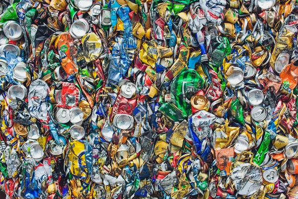 Ufa, Rússia, 1 de julho de 2019: Fechar latas de alumínio comprimido, latas de cerveja, refrigerante triturado na frente do centro da fábrica de reciclagem . — Fotografia de Stock
