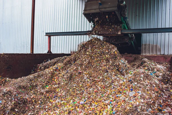 Ufa, Rússia, 1 de julho de 2019: transportador de transporte em movimento na planta de processamento de reciclagem de resíduos moderna. Separação e triagem de coleta de lixo. Reciclagem e armazenamento de resíduos para posterior eliminação . — Fotografia de Stock