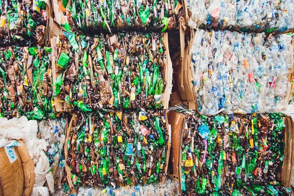 Oufa, Russie, 1er juillet 2019 : Grande pile de vieilles bouteilles en plastique . — Photo