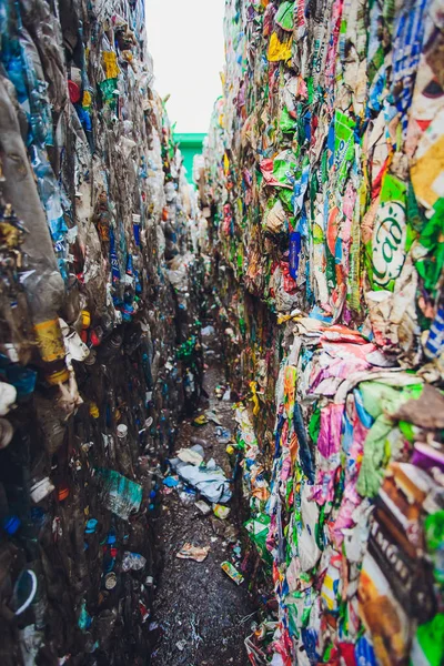 Ufa, Rússia, 1 de julho de 2019: Enfardos plásticos de pacotes de suco de pak tetra em uma fábrica de processamento de resíduos. Conceito de recolha e reutilização separadas do lixo . — Fotografia de Stock