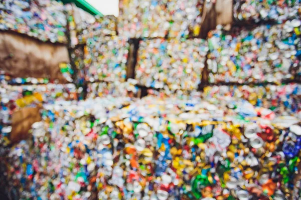 Fechar latas de alumínio comprimido, latas de cerveja, refrigerante esmagado na frente do centro de reciclagem da fábrica. Desfocado desfocado . — Fotografia de Stock