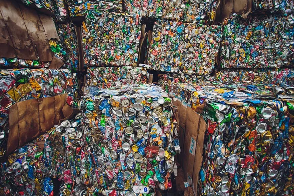 Ufa, Rússia, 1 de julho de 2019: Fechar latas de alumínio comprimido, latas de cerveja, refrigerante triturado na frente do centro da fábrica de reciclagem . — Fotografia de Stock