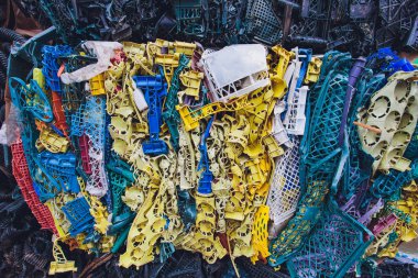 Modern, plastik preslenmiş balya tehlikeli işleme tesisi atık. Ayrı çöp toplama. Geri dönüşüm ve atık daha fazla bertarafı için depolama. Sıralama ve atık işleme için iş.