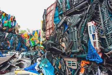 Ufa, Rusya, 1 Temmuz 2019: Modern atık tehlikeli işleme tesisinde plastik preslenmiş balyalar. Ayrı çöp toplama. Atıkların daha fazla bertaraf edilmesi için geri dönüşümü ve depolanması. Sıralama için iş