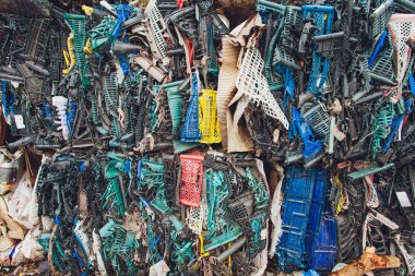 Modern, plastik preslenmiş balya tehlikeli işleme tesisi atık. Ayrı çöp toplama. Geri dönüşüm ve atık daha fazla bertarafı için depolama. Sıralama ve atık işleme için iş.