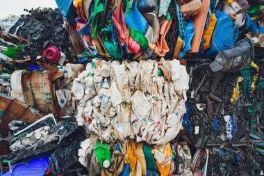 Ufa, Rusya, 1 Temmuz 2019: Modern atık tehlikeli işleme tesisinde plastik preslenmiş balyalar. Ayrı çöp toplama. Atıkların daha fazla bertaraf edilmesi için geri dönüşümü ve depolanması. Sıralama için iş