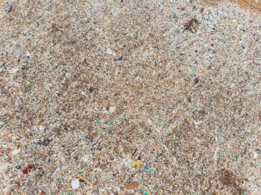 Dağ çöpü, büyük çöp yığını, bozulmuş çöp. Koku ve toksik kalıntı yığını. Bu çöpler kentsel alanlardan, sanayi bölgelerinden geliyor. Tüketici toplumu büyük atıklara neden olur. Kurtulamıyorum.