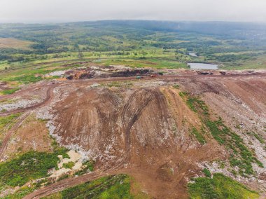 Dağ çöpü, büyük çöp yığını, bozulmuş çöp. Koku ve toksik kalıntı yığını. Bu çöpler kentsel alanlardan, sanayi bölgelerinden geliyor. Tüketici toplumu büyük atıklara neden olur. Kurtulamıyorum.