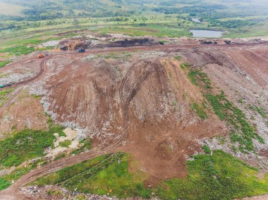 Dağ çöpü, büyük çöp yığını, bozulmuş çöp. Koku ve toksik kalıntı yığını. Bu çöpler kentsel alanlardan, sanayi bölgelerinden geliyor. Tüketici toplumu büyük atıklara neden olur. Kurtulamıyorum.