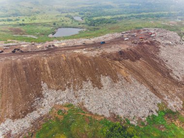 Dağ çöpü, büyük çöp yığını, bozulmuş çöp. Koku ve toksik kalıntı yığını. Bu çöpler kentsel alanlardan, sanayi bölgelerinden geliyor. Tüketici toplumu büyük atıklara neden olur. Kurtulamıyorum.