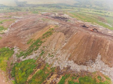 Dağ çöpü, büyük çöp yığını, bozulmuş çöpler. Koku ve zehirli kalıntı yığını.