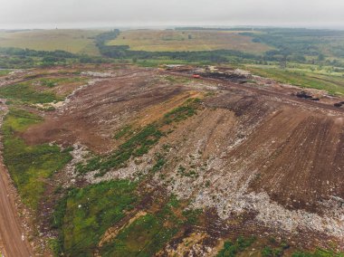 Dağ çöpü, büyük çöp yığını, bozulmuş çöp. Koku ve toksik kalıntı yığını. Bu çöpler kentsel alanlardan, sanayi bölgelerinden geliyor. Tüketici toplumu büyük atıklara neden olur. Kurtulamıyorum.